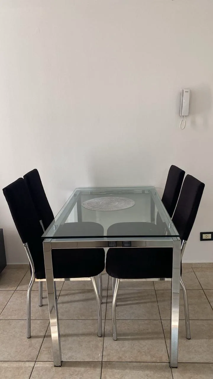 Mesa de vidrio base italiana 1.20 + 4 Sillas 1090
