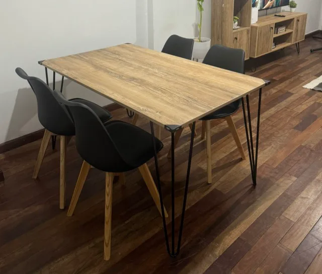 Mesa industrial DF 1.40 + 4 Sillas Eames