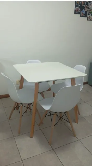 Mesa punta redonda 0.85 x 0.85 + 4 Sillas Eames
